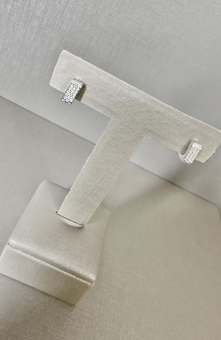 Detalhe Brinco de Argola Quadrado 3 Fileiras Cravejado Prata 925